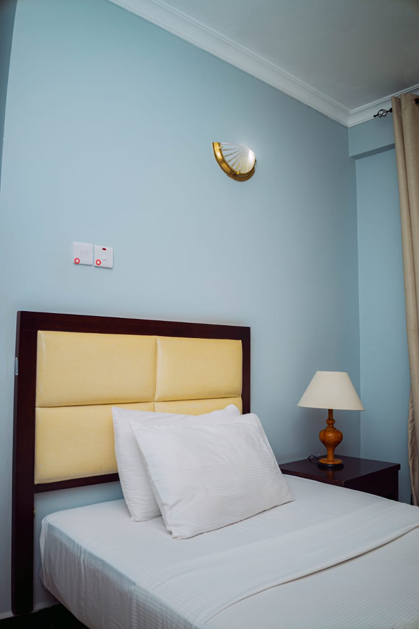SINGLE ROOM